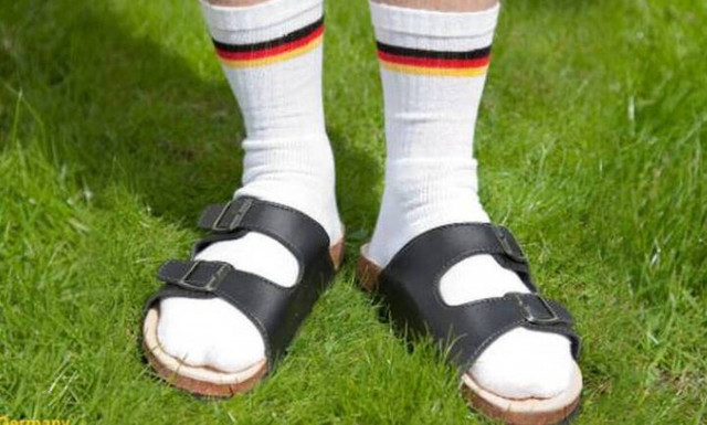 Η γερμανική πρεσβεία στην Αθήνα καλωσορίζει το καλοκαίρι με... πέδιλο και κάλτσα –Δείτε την ανάρτηση