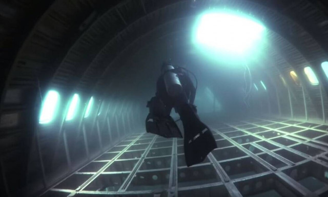 Ο καταδυτικός τουρισμός στα καλύτερά του: Εντυπωσιακές εικόνες από το βυθισμένο Boeing τού Μπαχρέιν