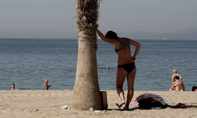 Καιρός: «Καμίνι» και την Δευτέρα η χώρα – Πότε θα δροσίσει