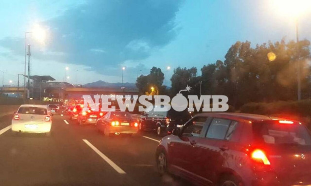 Χαμός στην Αττική Οδό: Μεγάλο μποτιλιάρισμα από επιστροφή λουόμενων