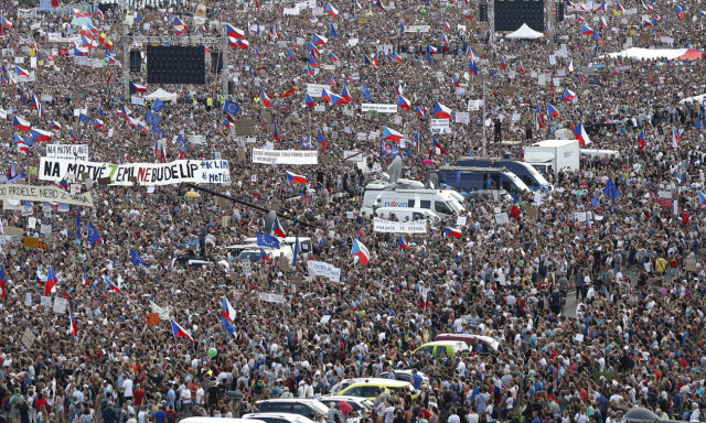 Πράγα: Χιλιάδες στους δρόμους κατά του πρωθυπουργού (video)