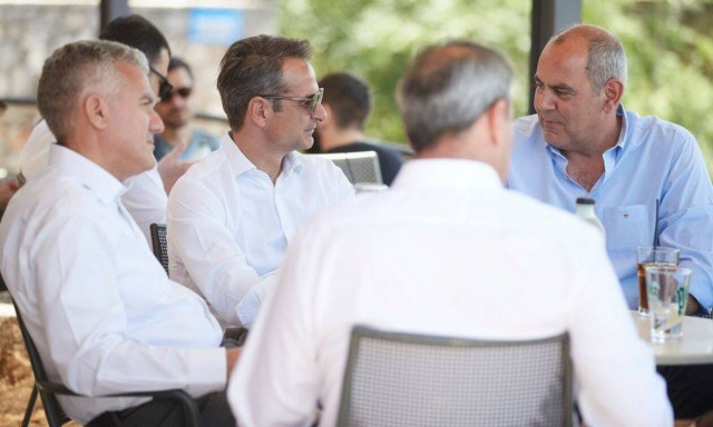 Χανιά: Χαλαρά για καφέ με τους βουλευτές της ΝΔ ο Κυριάκος Μητσοτάκης