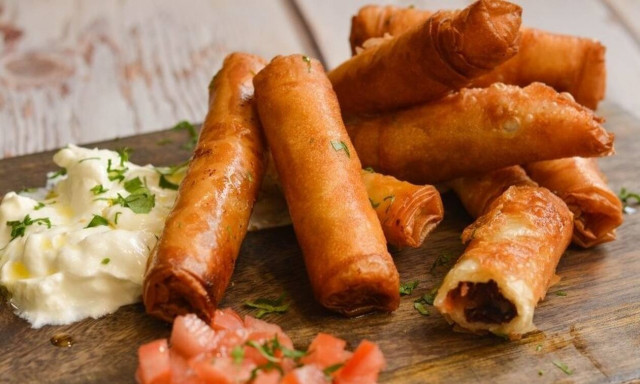 Λαχταριστά παστουρμαδοπιτάκια με γραβιέρα και ντομάτα