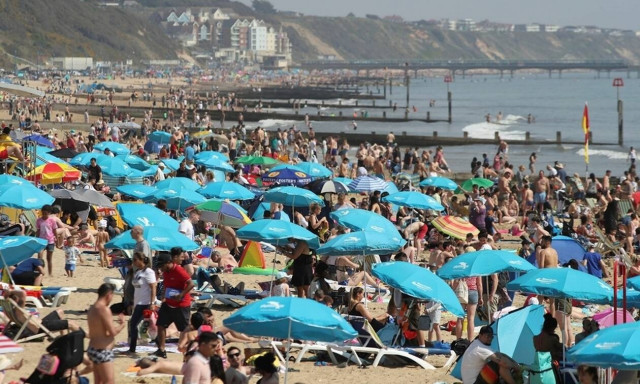 Πρωτοφανής καύσωνας «σαρώνει» την Ευρώπη: Πού αναμένονται θερμοκρασίες ρεκόρ (vids)