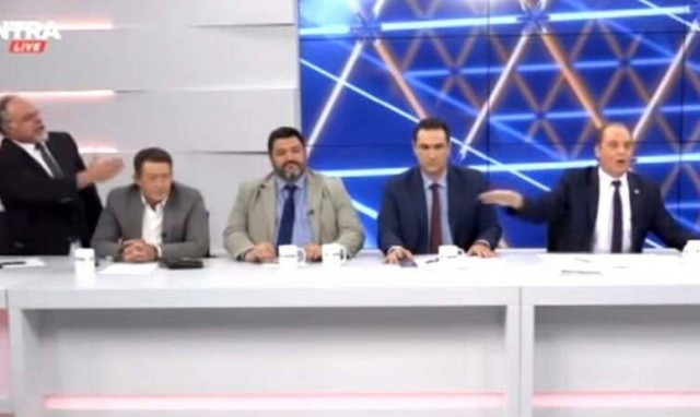 «Είσαι καραγκιόζης και καραγκιοζοπαίχτης» - Άγριος καυγάς Βελόπουλου - δημοσιογράφου