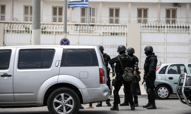 Φυλακές Κορυδαλλού: Tραπέζια του πόκερ, μηχανές εσπρέσο και όπλα εντόπισαν οι αστυνομικοί