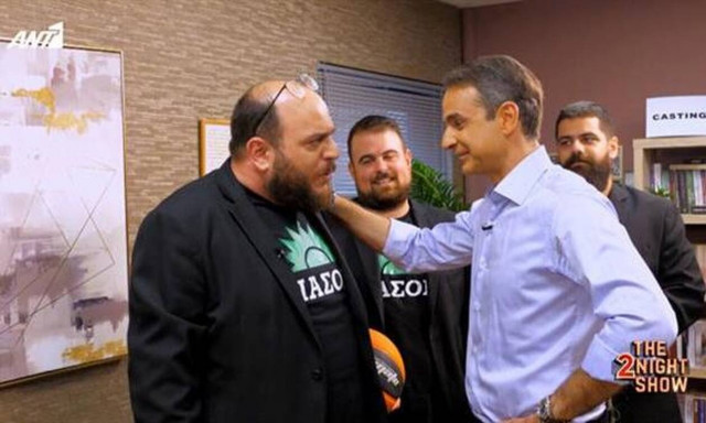 H επική συνάντηση του Μητσοτάκη με τις Μύγες και το… απίστευτο tweet για τη σημαία του ΠΑΣΟΚ