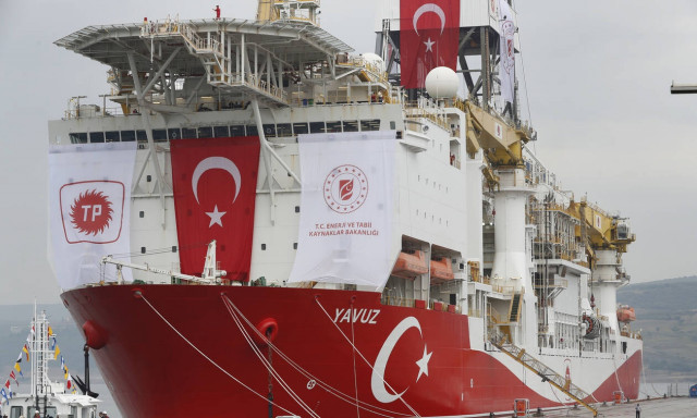 Επίδειξη ισχύος από την Άγκυρα: Συνοδεία μαχητικών κάνει βόλτες το Yavuz στη Μεσόγειο (pics)