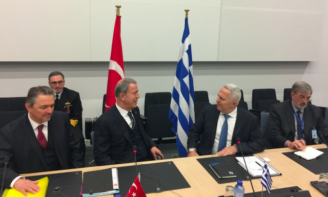 Συνάντηση Ακάρ – Αποστολάκη: Οι κόκκινες γραμμές και τα αδιέξοδα στο τραπέζι