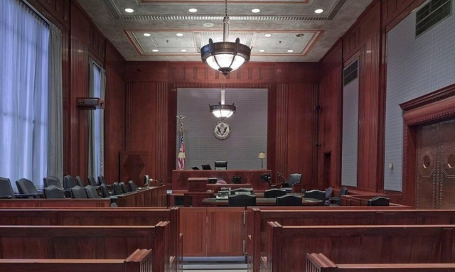 Σκηνές – σοκ: Έκοψε το λαιμό του μπροστά στους δικαστές (video)