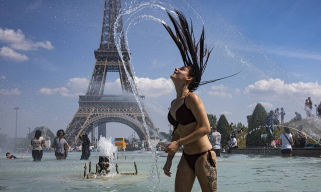 Η Ευρώπη «λιώνει» από τον καύσωνα και ψάχνει απεγνωσμένα δροσιά (pics)