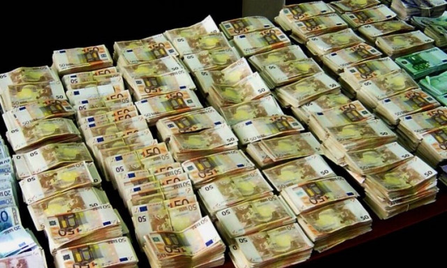 H ληστεία του αιώνα: Προσποιήθηκαν τους αστυνομικούς και απέσπασαν 3,25 εκ. ευρώ από το θύμα τους