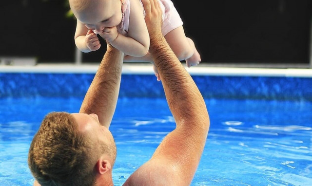 Είδε τον γιο του να πνίγεται σε πισίνα – Αυτό που έκανε άφησε τους πάντες άφωνους (vid)