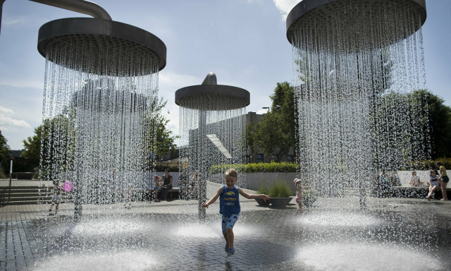 «Ψήνεται» η Ευρώπη: Ένας 17χρονος από την Ισπανία το τελευταίο θύμα του καύσωνα (vids)