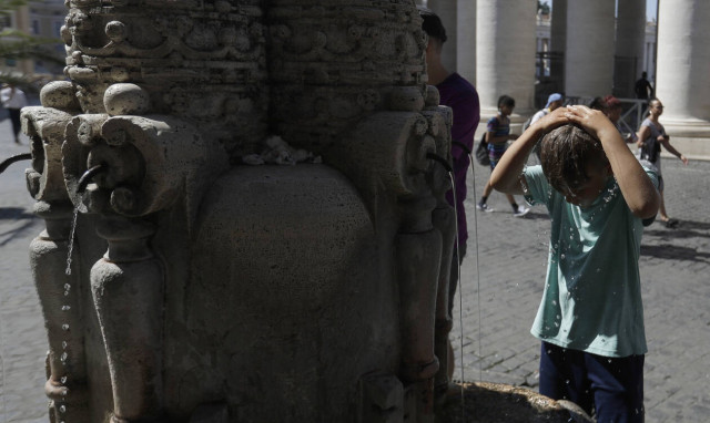 «Ψήνεται» η Ευρώπη: Ιστορικό ρεκόρ με 45 βαθμούς Κελσίου στη Γαλλία – Νεκροί και πυρκαγιές