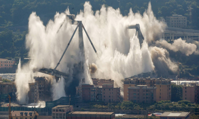 Συγκλονιστικό βίντεο: Κατεδαφίστηκε η μοιραία γέφυρα της Γένοβας