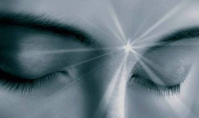 Ξυπνάτε συχνά στις τρεις με πέντε τα ξημερώματα; Δείτε τι σημαίνει