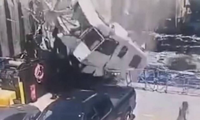 Δυστύχημα - σοκ: Τροχόσπιτο «πετάει» και «καρφώνεται» σε πλοίο