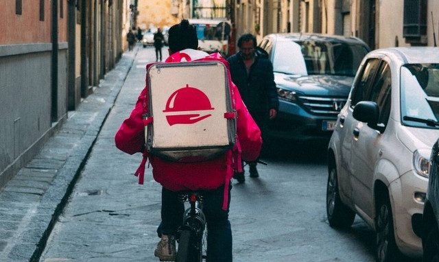 Χαλκιδική: Εστιατόριο κάνει ντελίβερι με τον πιο απίστευτο τρόπο 