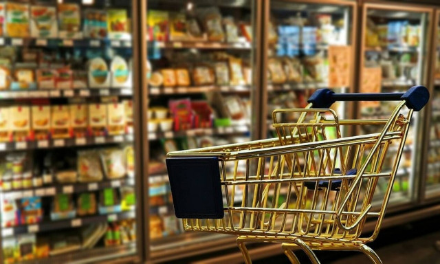 Τρόμος σε μίνι μάρκετ: Του φάνηκαν υψηλές οι τιμές - Η απίστευτη αντίδρασή του (vid)