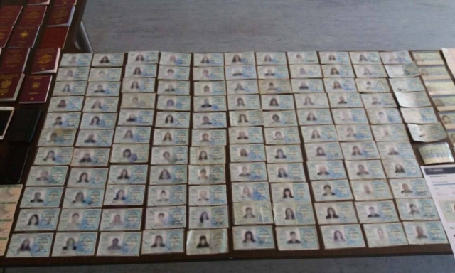 Χειροπέδες σε ζευγάρι που είχε στήσει εργαστήριο πλαστών διαβατηρίων