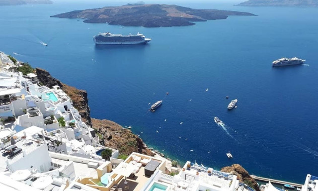 Οργή και αηδία: Πολυτελές γιοτ αδειάζει λύματα σε τουριστικό σημείο της Σαντορίνης (pics)