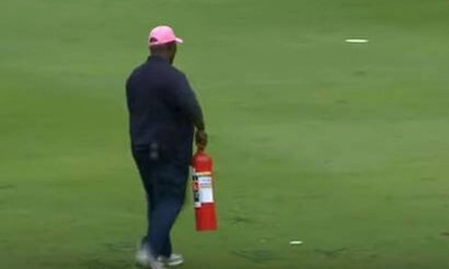 Πρωτοφανείς εικόνες σε γήπεδο: Έψαχναν τρόπο να σωθούν οι παίκτες - Τι συνέβη (vid)