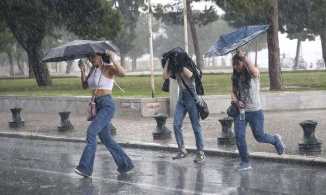 Αλλάζει το σκηνικό του καιρού: Βροχές, καταιγίδες και ισχυρά μελτέμια το Σαββατοκύριακο