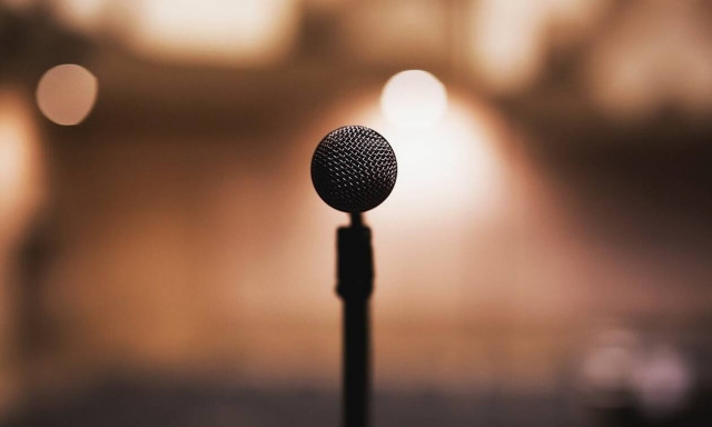 Έλληνας τραγουδιστής: Μου έφεραν δώρο στην πίστα ένα... προφυλακτικό