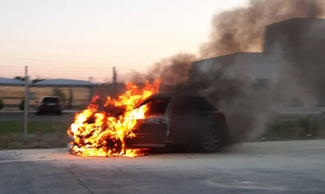 Λαχτάρα για οδηγό: Αυτοκίνητο «λαμπάδιασε» λίγο έξω από τη Λάρισα (vid)