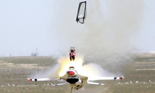 Πιλότος F-16 καταγράφεται σε ΒΙΝΤΕΟ λίγο πριν συντριβεί!