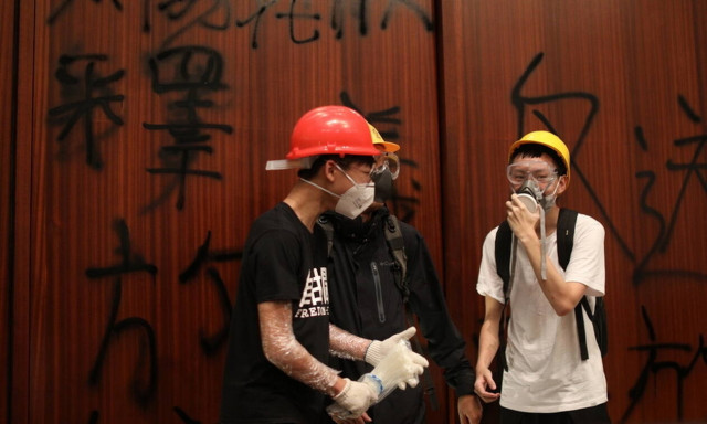 Χάος στο Χονγκ Κονγκ: Διαδηλωτές εισέβαλαν στο Κοινοβούλιο (pics+vid)