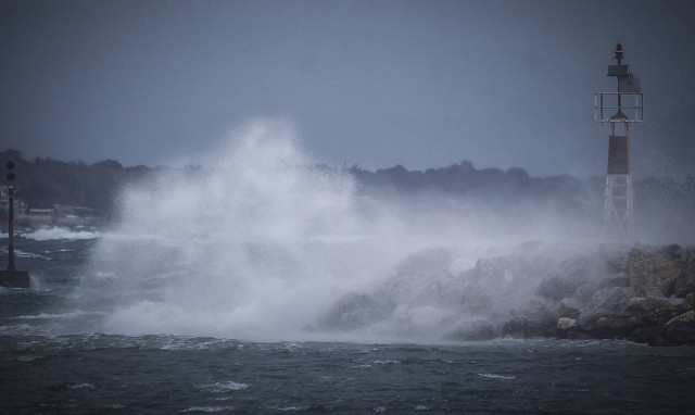 Σκηνές - σοκ για: Το «Paros Jet» γέρνει παλεύοντας με τα μανιασμένα κύματα 