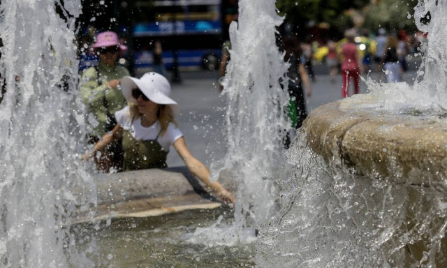 Καύσωνας: Πώς να προστατευθείτε – Ποια είναι τα επικίνδυνα συμπτώματα 