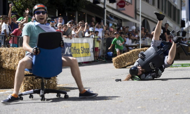 Κι όμως... διοργανώνονται διεθνείς αγώνες ταχύτητας με καρέκλες γραφείου και έχουμε φωτογραφίες!