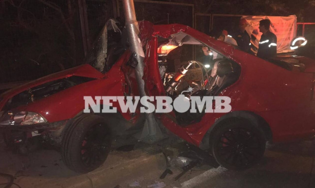 Εικόνες - σοκ από το τροχαίο στη Λεωφόρο Κηφισίας - Πώς «καρφώθηκε» το αυτοκίνητο στο φανάρι