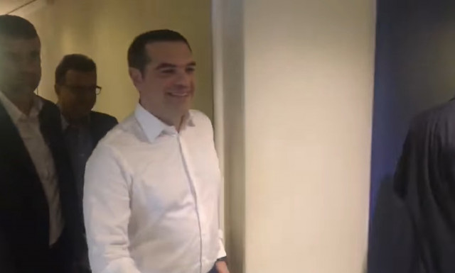 Ο Αλέξης Τσίπρας στον ΣΚΑΪ: «Δεν περίμενες να με δεις από κοντά ε;» (vid)