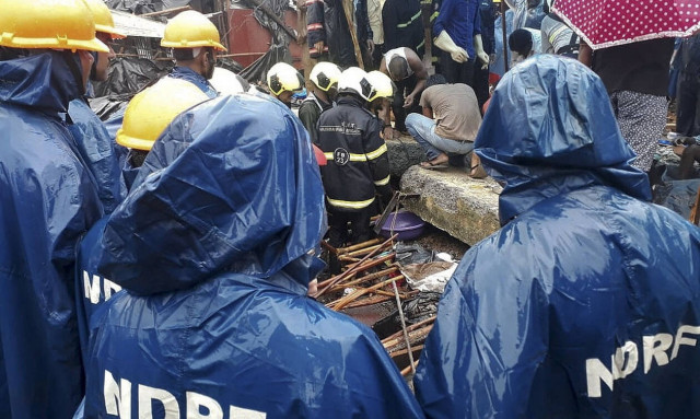 Τραγωδία στην Ινδία: Δεκάδες νεκροί από κατάρρευση τοίχων (pics&vid)