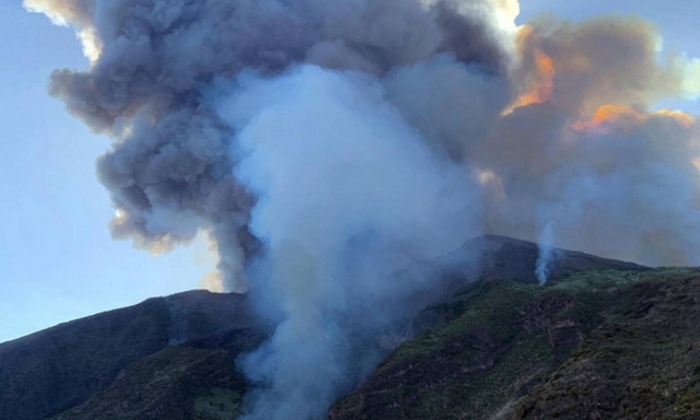 Τρόμος στην Ιταλία: «Ξύπνησε» το ηφαίστειο Στρόμπολι – Ένας νεκρός τουρίστας (pics+vids)