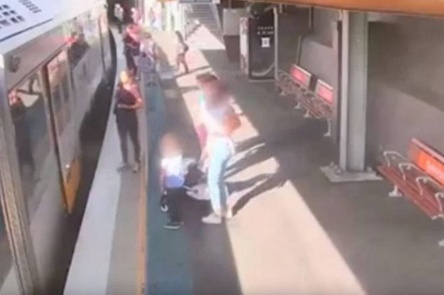 Βίντεο - σοκ: 4χρονος πέφτει σε αποβάθρα τρένου - Σκηνές αλλοφροσύνης