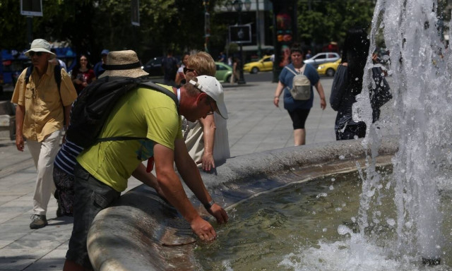 Καιρός: Σε κλοιό τριήμερου καύσωνα η χώρα - Πού θα «χτυπήσουν» 40αρια