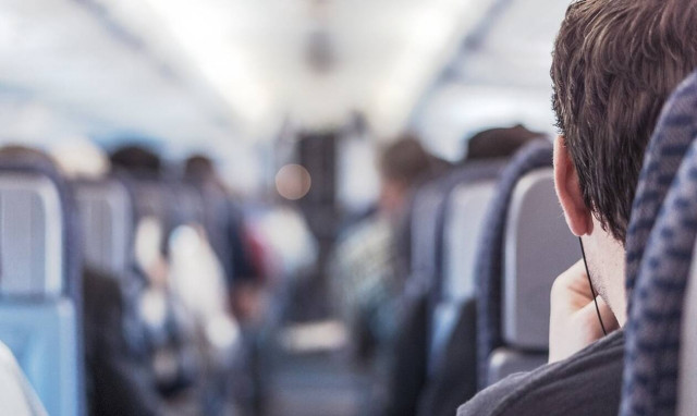 Τρόμος στο αεροδρόμιο: Επιβάτες έτρεχαν πανικόβλητοι - Δείτε τι βρήκαν μέσα σε αεροπλάνο (pics)