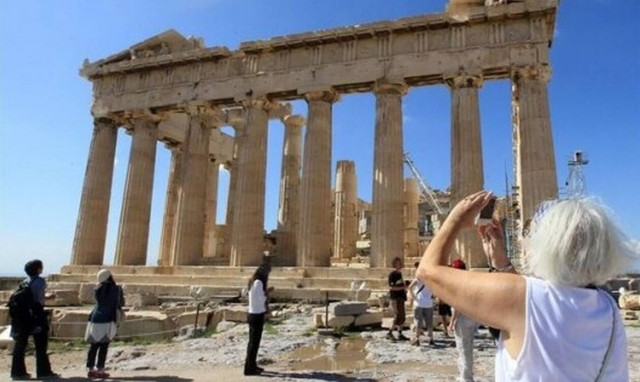 Καύσωνας: Έκλεισε η Ακρόπολη - Αποπνικτική η ατμόσφαιρα στην Αθήνα 