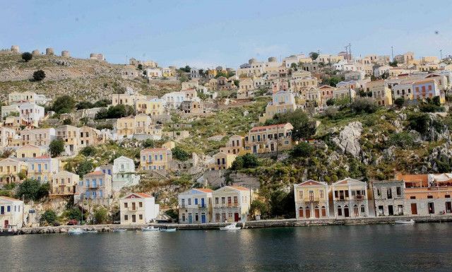 Ποιος πασίγνωστος τραγουδιστής κάνει διακοπές στο Αιγαίο (pics)