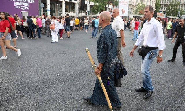«Πανικός» στο Σύνταγμα: Είδαν έναν... «σαμουράι» με σπαθί (pics)