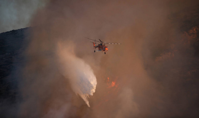 Φωτιά στην Εύβοια: Συνελήφθη κάτοικος για εμπρησμό - Σε τρία μέτωπα η μάχη των πυροσβεστών