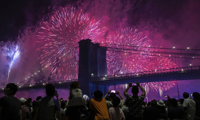 Οι Ηνωμένες Πολιτείες γιόρτασαν και... η νύχτα έγινε μέρα - Δείτε τις φωτογραφίες
