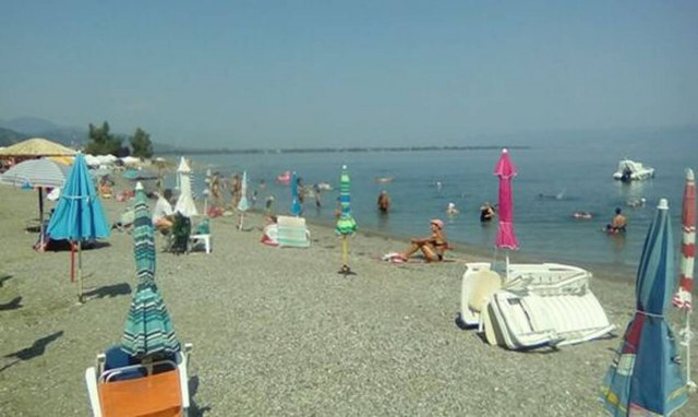 Πανικός σε παραλία στην Κρήτη: Δείτε τι έκανε ζευγάρι και τρόμαξε τους λουόμενους