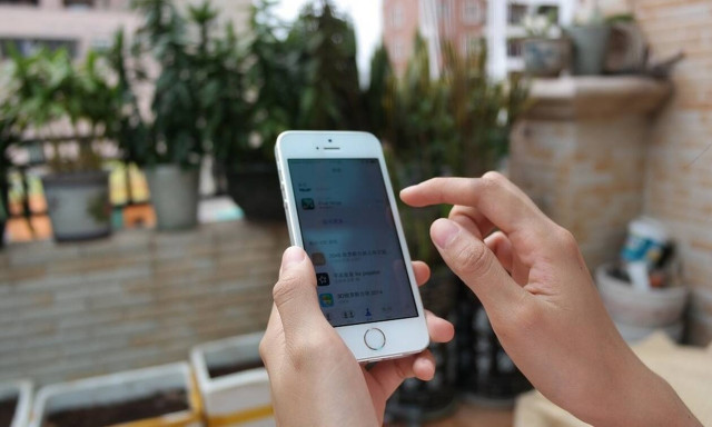 Έδωσαν το κινητό σε 2χρονη - Έπαθαν εγκεφαλικό όταν είδαν τι αγόρασε