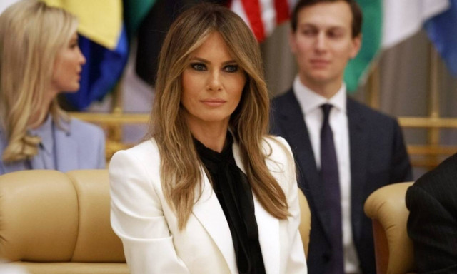 Σλοβενία: Το νέο άγαλμα της Μελάνια Τραμπ μοιάζει περισσότερο με την Στρουμφίτα (pics)